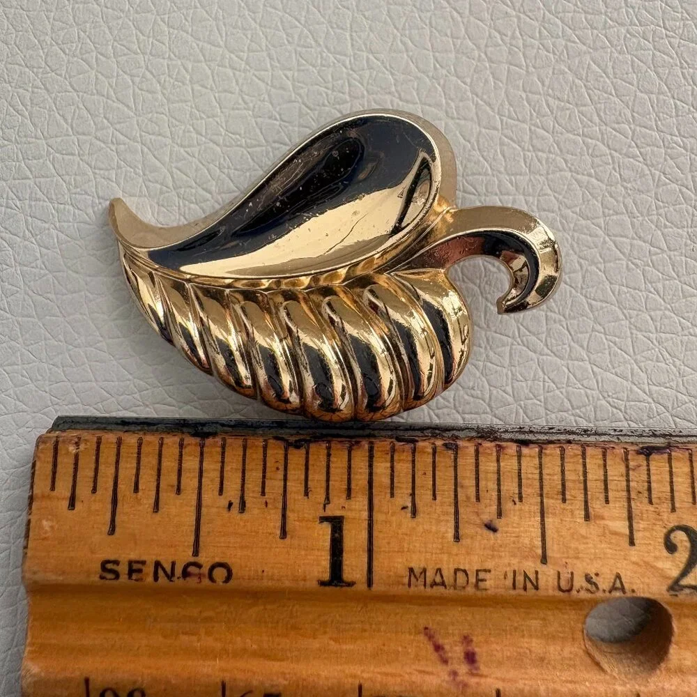 Three Vintage Gold Tone Brooches Two Leaves and a Bow - Picture 6 of 11